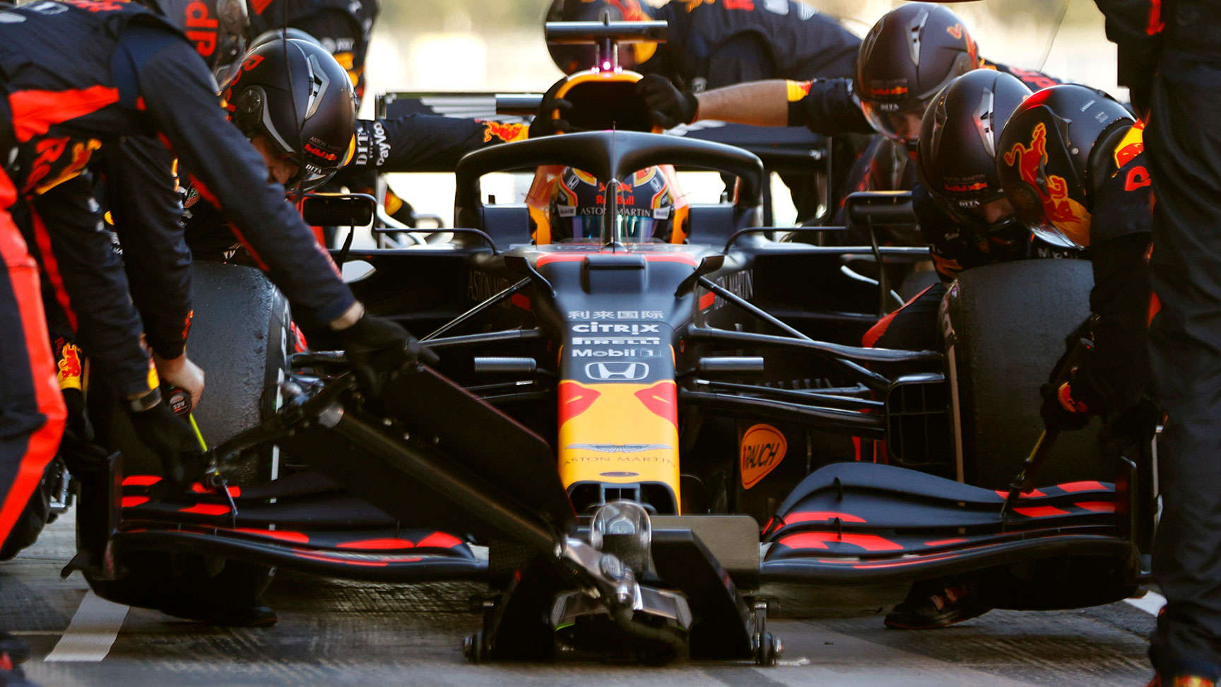 Pretekárske vozidlo Aston Martin Red Bull.