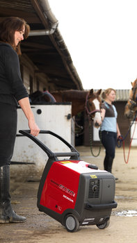 Generátor Portable používaný modelom, farma.