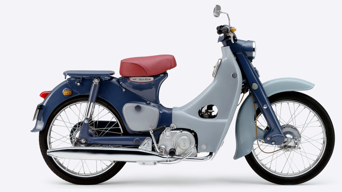 Bočný pohľad na motocykel Super Cub.
