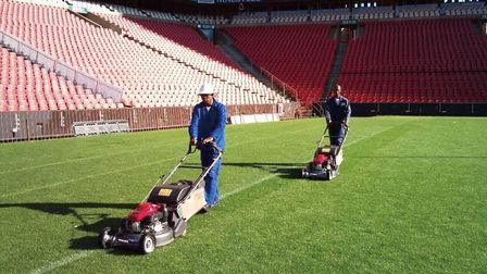 2 kosačky Honda, futbalový štadión.