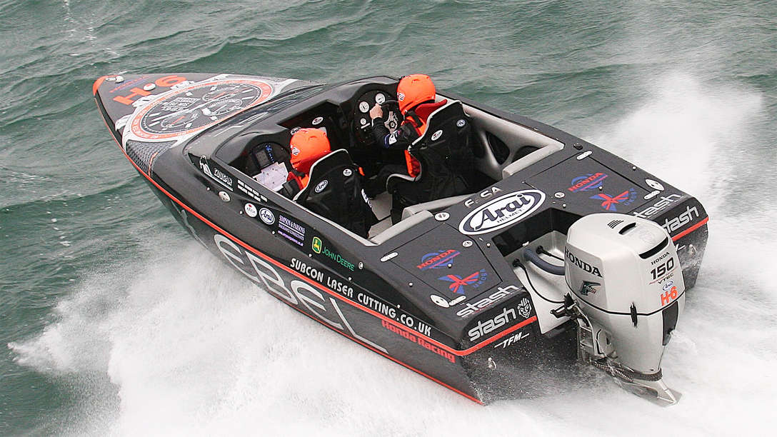Preteky člnov so 4-taktnými motormi Low Class Formula, člny s motormi BF150, pri pobreží.