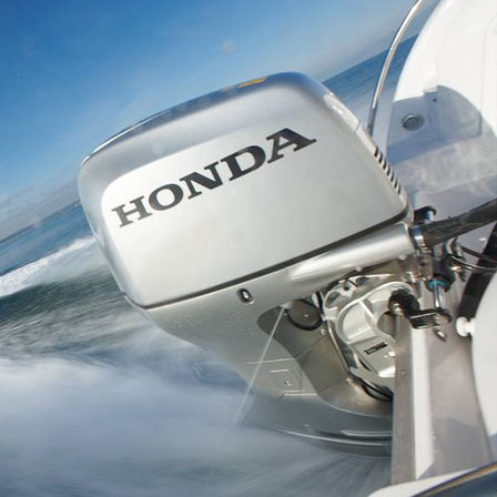 Priblížený pohľad na motor Honda, pri pobreží.