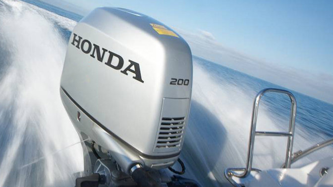 Priblížený pohľad na motor BF200, pri pobreží.