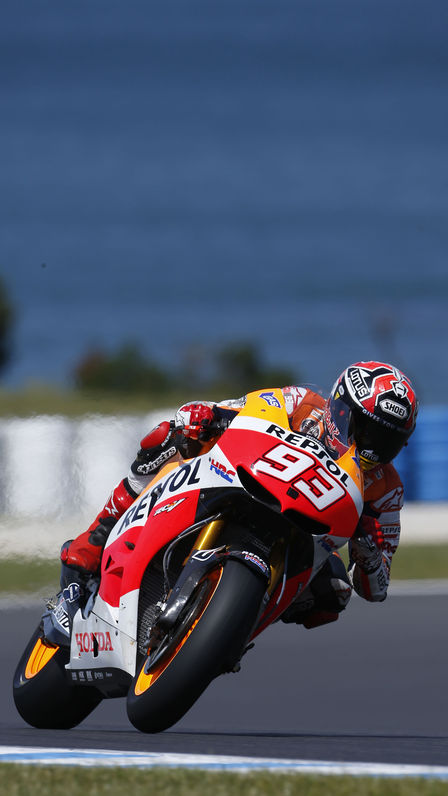 Exteriérový záber spredu na svetového šampióna pretekov MotoGP.