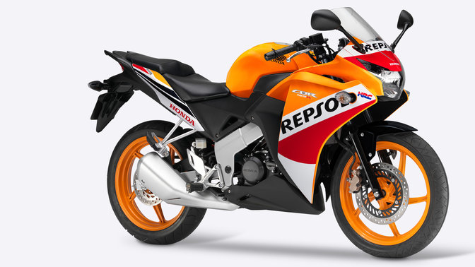 Bočný 3/4 pohľad sprava na červený model CBR125.