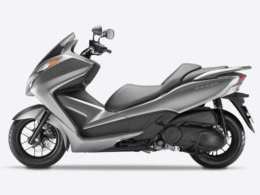 Ľavý bočný pohľad na sivý model Honda Forza 300.
