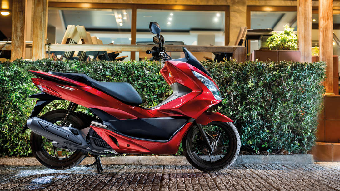 Honda-Skúter-PCX125-Exteriér-Pearl Siena Red-Stojaci