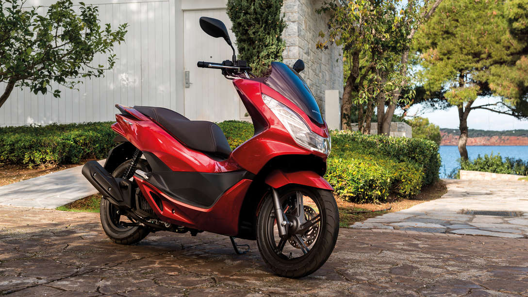 Honda-Skúter-PCX150-Exteriér-Pearl Siena Red-Stojaci