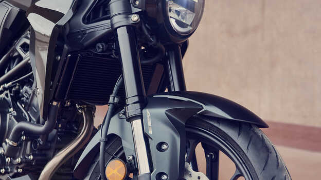 Detailný záber na novú obrátenú vidlicu Honda CB300R Showa SFF-BP USD