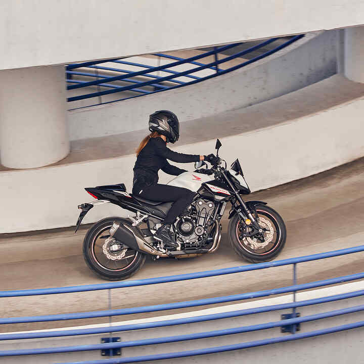 Statická snímka modelu Honda CB500 Hornet z videa z predstavenia stroja