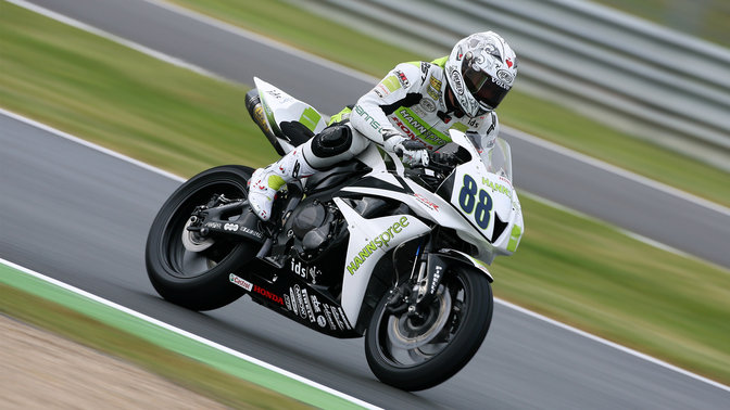 Zadný 3/4 pohľad na model CBR600RR. Mierne naklonený, s jazdcom.