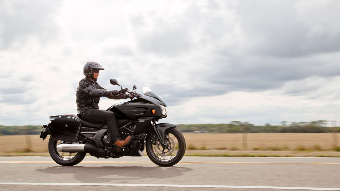 Tourer, CTX700, exteriér, v pohybe, Darkness Black Metallic, zboku