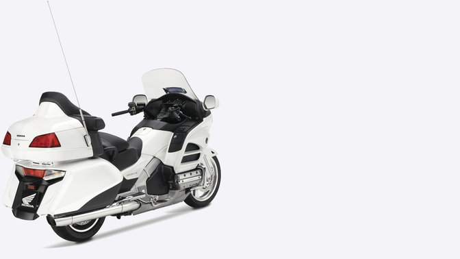 Zadný trojštvrťový pohľad na čierny model Gold Wing.