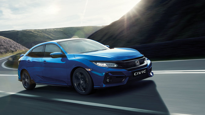 Predný trojštvrťový pohľad na model Honda Civic pri jazde v mestskom prostredí.