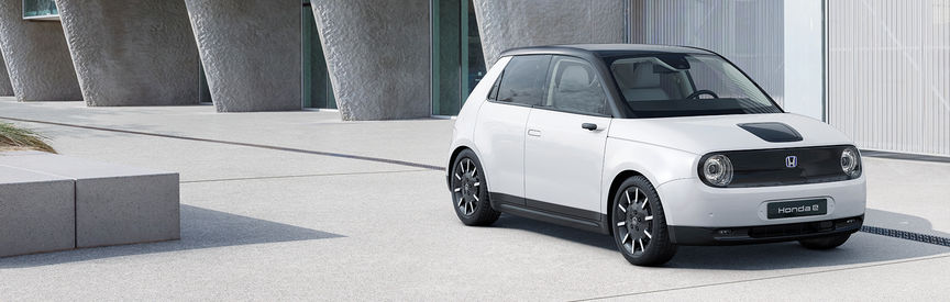 Model Honda e zaparkovan&yacute; pred budovou