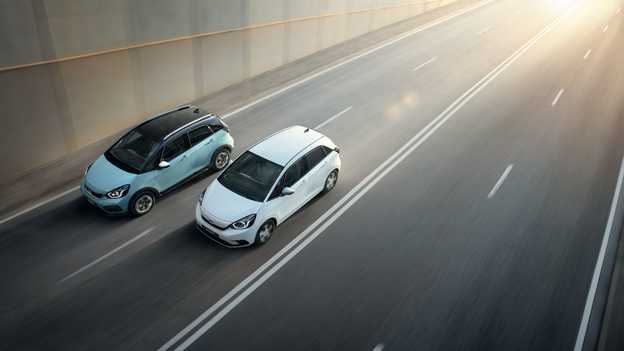 Honda Jazz a Honda Crosstar počas jazdy vedľa seba