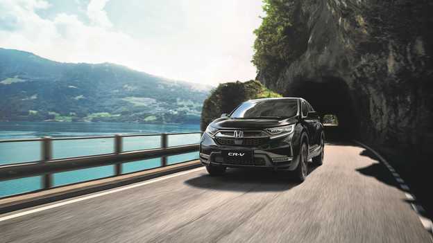 Trojštvrťový záber spredu na model CR-V Hybrid.