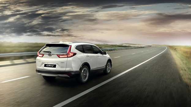 Trojštvrťový záber zozadu na model CR-V Hybrid.