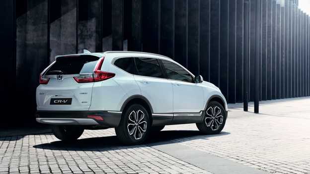 Pohľad zozadu na model Honda CR-V Hybrid zaparkovaný na ulici.