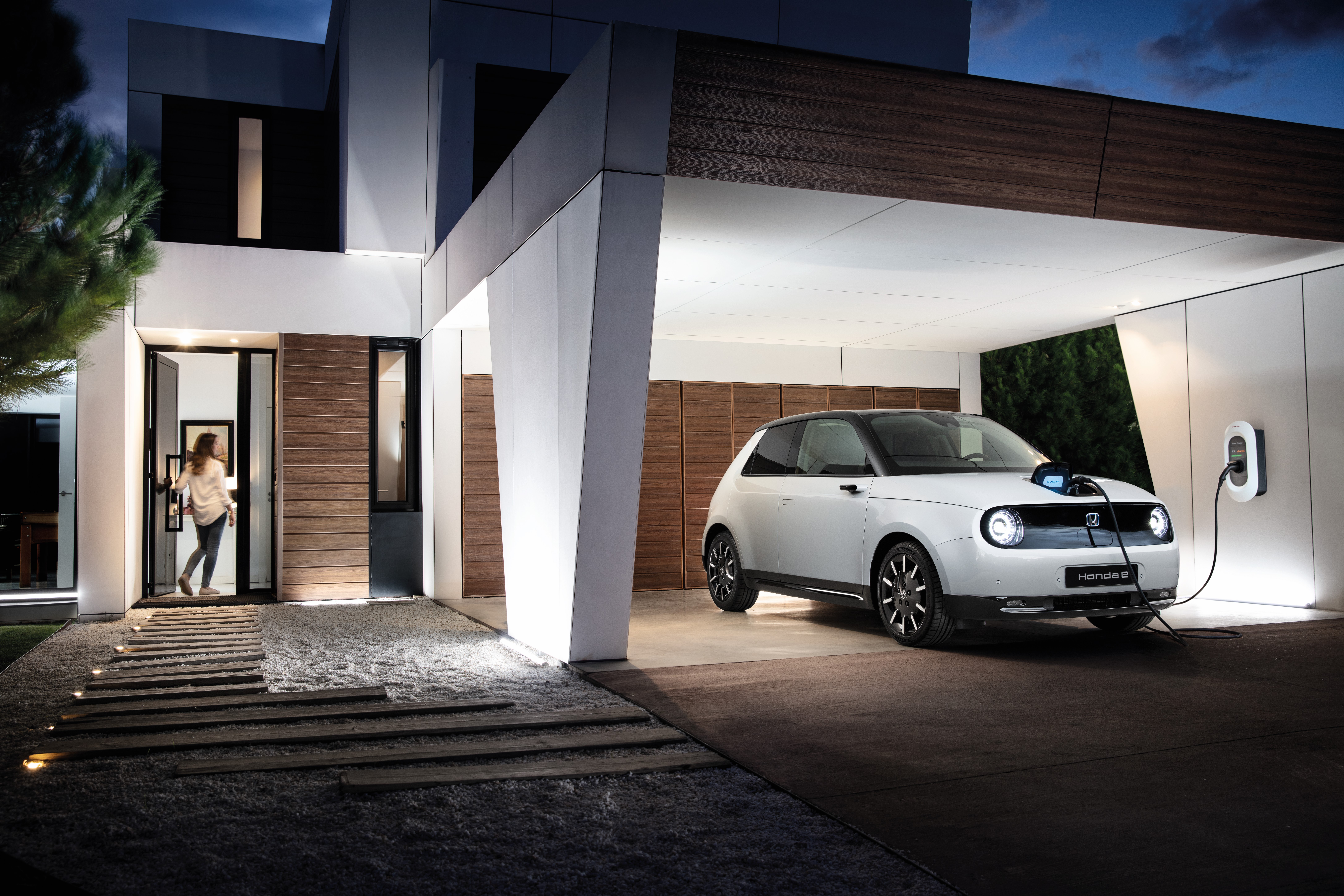 Elektromobil Honda pri nočnom nabíjaní doma