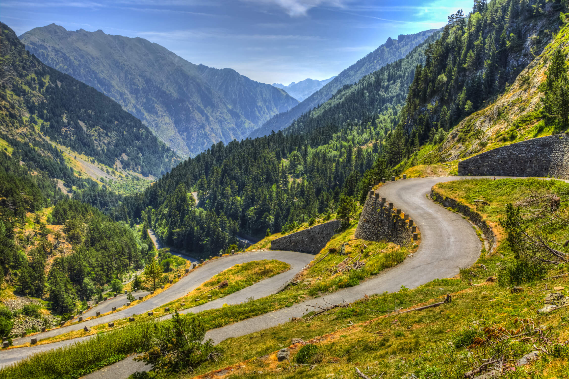 Kľukatá cesta v Pyrenejách