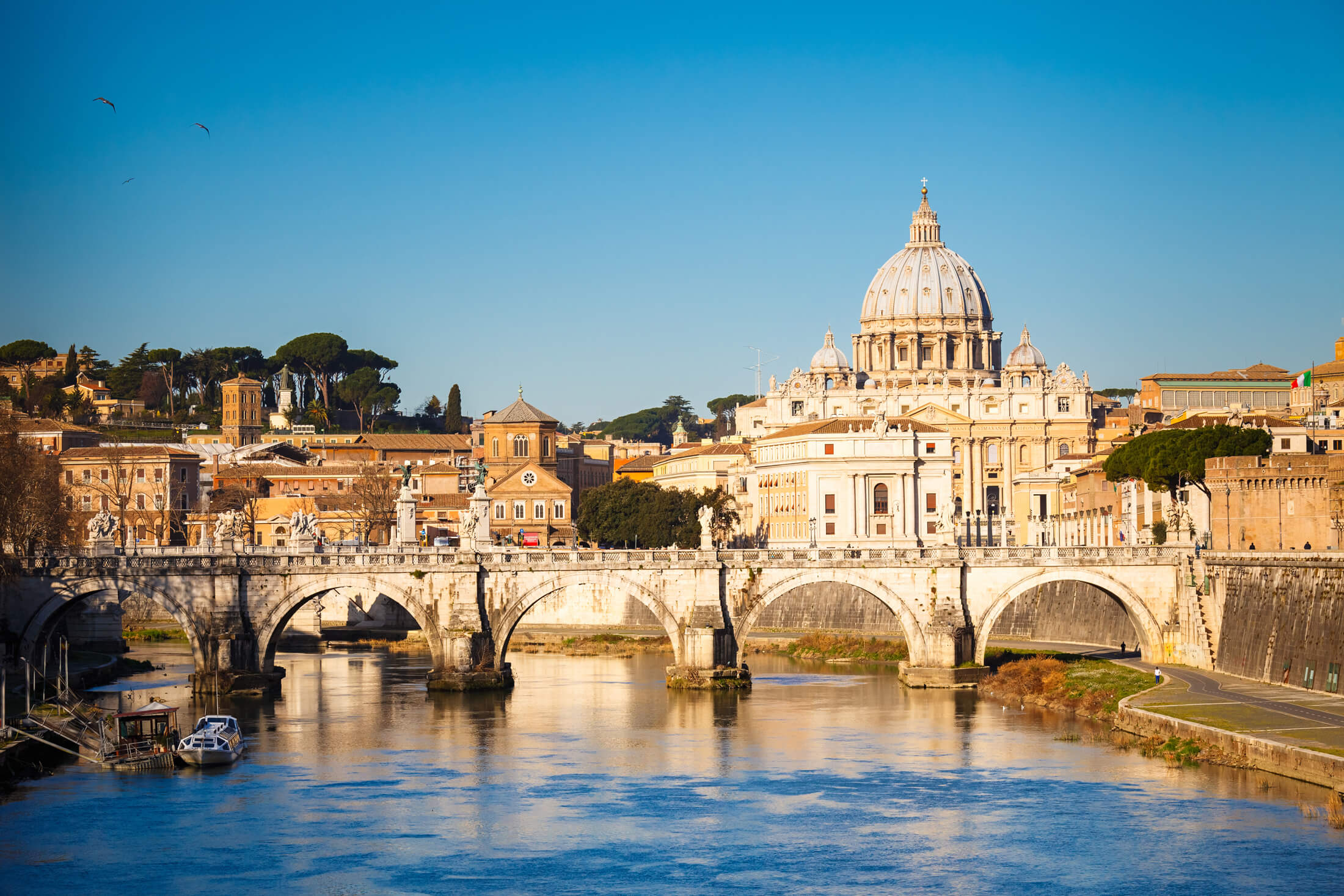 Pohľad na rieku Tiberu a baziliku svätého Petra v Ríme, Taliansko