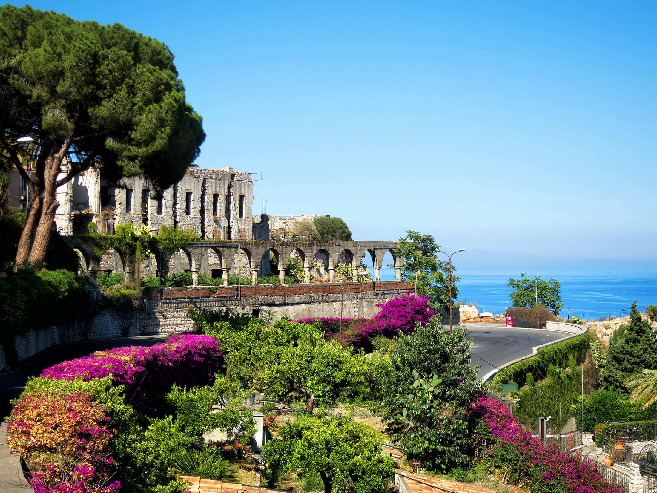Farebné záhrady neďaleko starého mesta na talianskej Sicílii