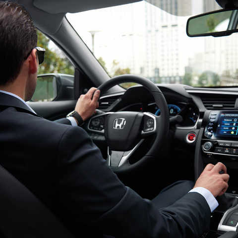 Záber na interiér modelu Honda Civic sedan s manuálnou prevodovkou.