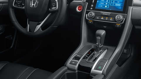 Detailný záber na automatickú prevodovku modelu Honda Civic sedan.