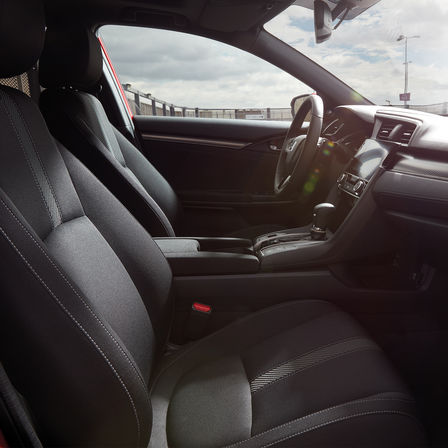 Záber na interiér modelu Honda Civic.