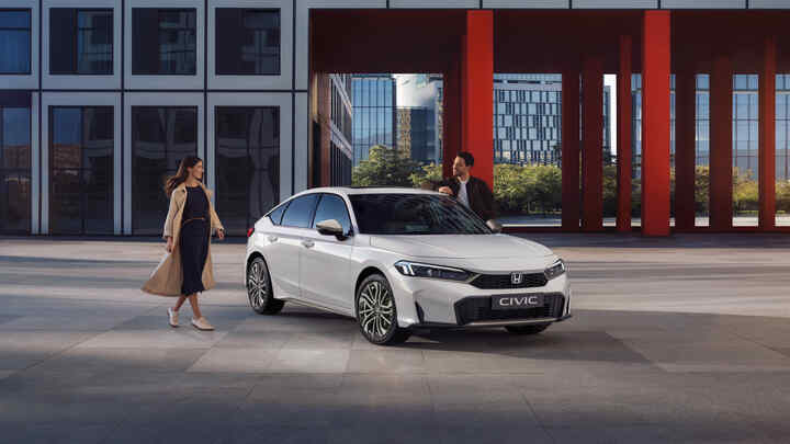 Ľudia idúci k Civicu Hybrid.