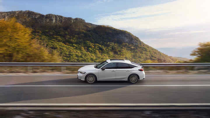 Honda Civic jazdiaca v horskej oblasti.