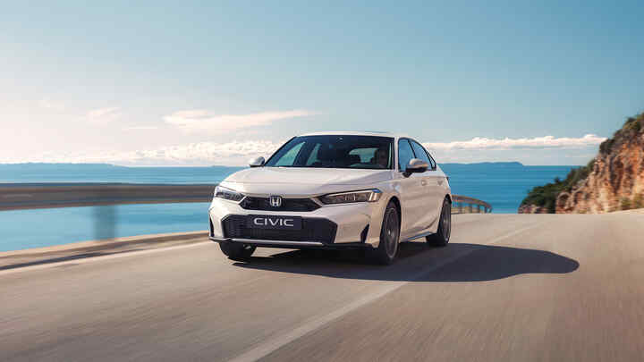 Honda Civic Hybrid v pohybe na diaľnici.