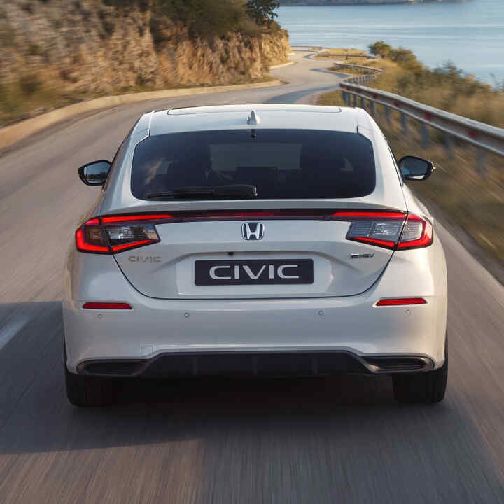 Detailný záber na zadnú časť vozidla Honda Civic Hybrid v pohybe na diaľnici.