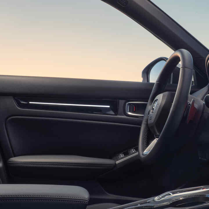 Interiér modelu Civic Hybrid so zameraním na panel ambientného osvetlenia.