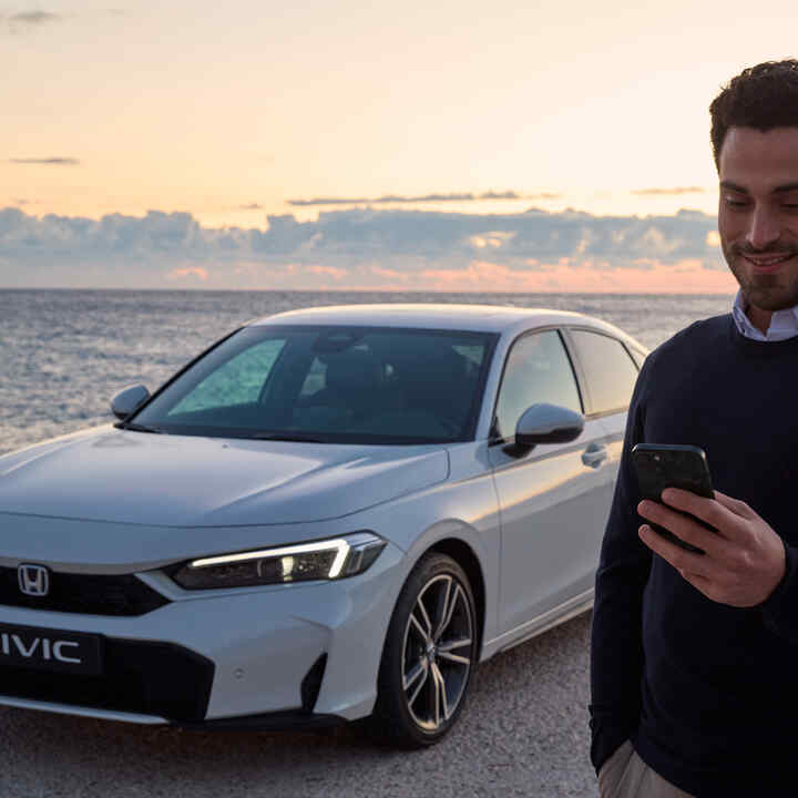 Detailný pohľad na prístrojový panel hybridného vozidla Honda Civic.