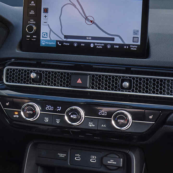 Interiér Civicu Hybrid so zameraním na palubnú dosku a vetracie otvory v tvare plástu