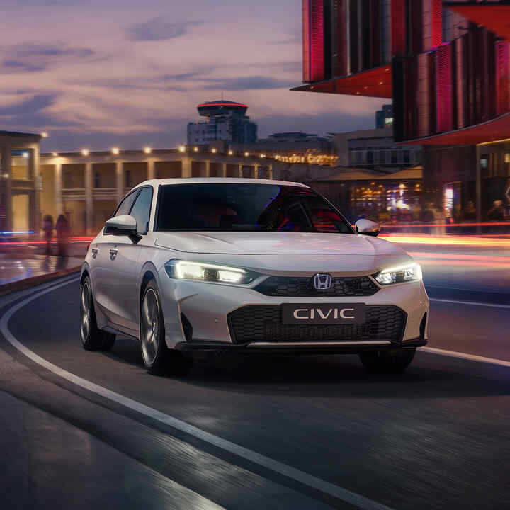 Civic Hybrid v meste, na ceste, za úsvitu