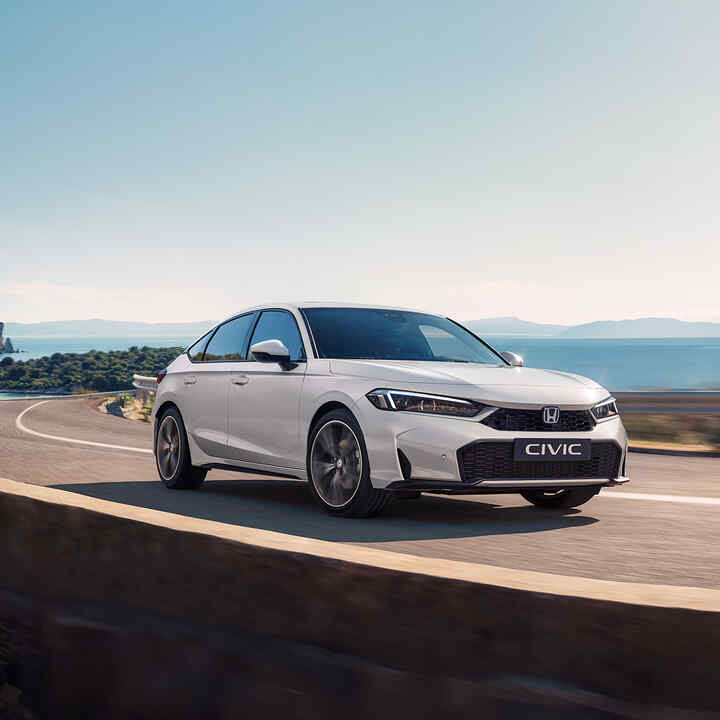 Honda Civic Hybrid na malebnej diaľničnej trase.