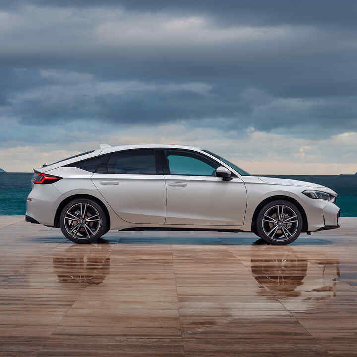 Bočný pohľad na Civic Hybrid pri mori