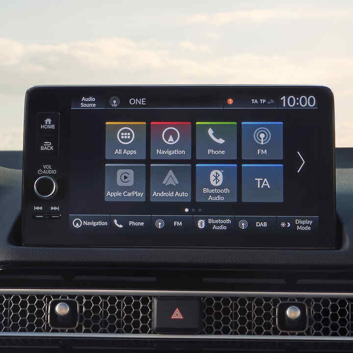 Interiér modelu Civic Hybrid so zameraním na dotykovú obrazovku.