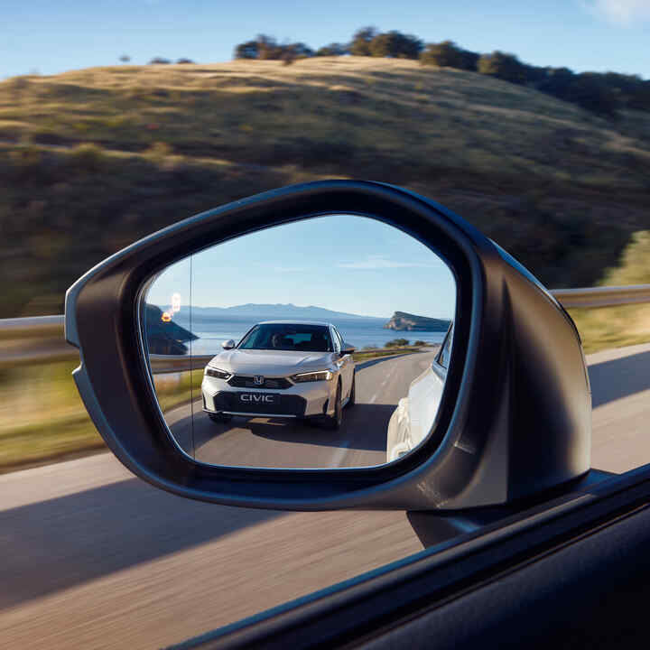 Obrázok modelu Civic Hybrid nasnímaný cez vonkajšie spätné zrkadlo.