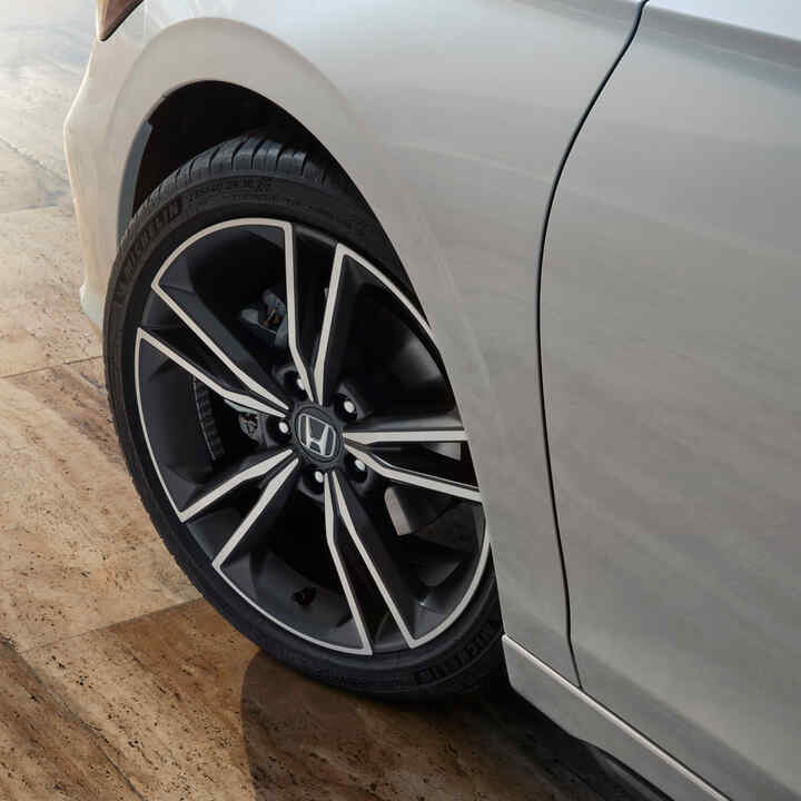 Detailný záber zliatinových diskov vozidla Civic Hybrid. 