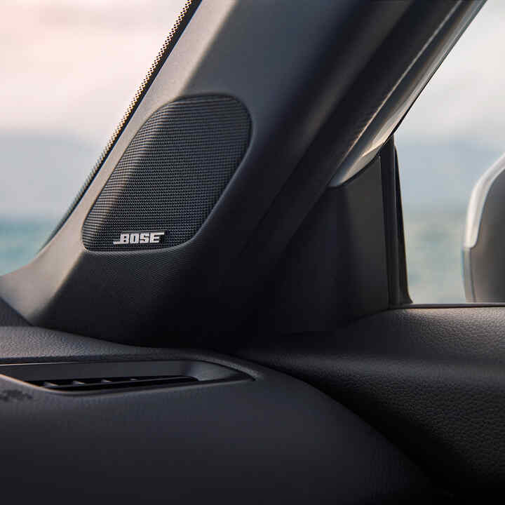 Detailný záber na logo a reproduktor Bose vo vnútri modelu Civic Hybrid.