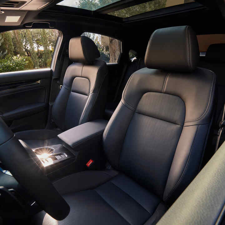 Interiér modelu Civic Hybrid s prednými sedadlami.