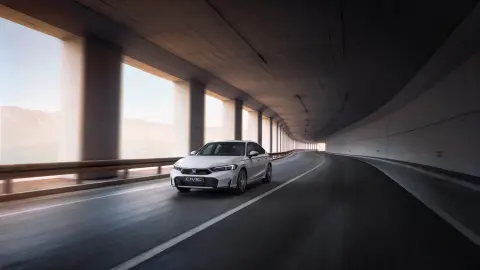 Vozidlo Civic Hybrid pri jazde po ulici.