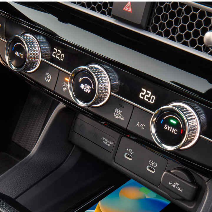 Detailný pohľad na ovládanie klimatizácie v Civic Hybrid.