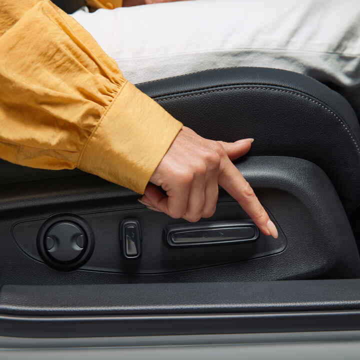 Detailný pohľad na ovládacie prvky sedadla vozidla Honda Civic Hybrid.