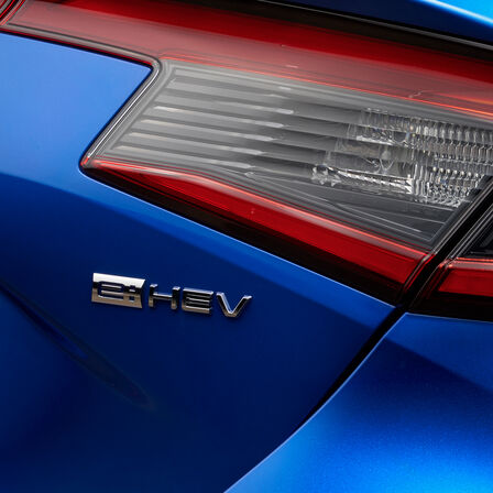 Náčrt systémov motora vozidla Honda Civic e:HEV.