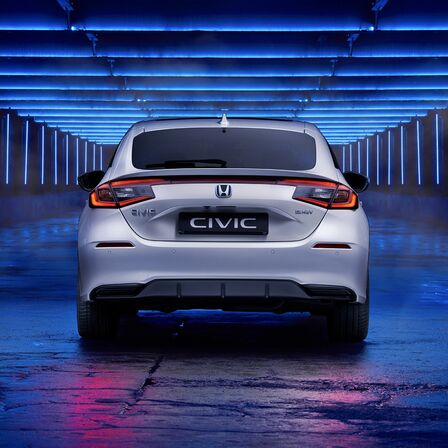 Pohľad zozadu na hatchback Honda Civic e:HEV.